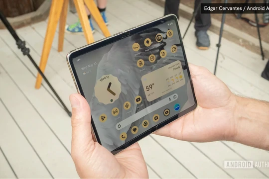 Google Pixel Fold vs Pixel 7 Pro: Bạn nên mua chiếc điện thoại nào? (Ảnh: Android Authority)