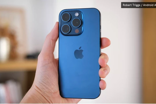 Chuyên gia cho rằng vấn đề quá nhiệt trên iPhone 15 Pro Max đến từ việc Apple giảm trọng lượng điện thoại (Ảnh: Android Authority)