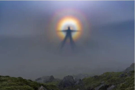 Một bức ảnh cho thấy 'bóng ma Brocken' - một ảo ảnh quang học xảy ra khi bóng của một người khổng lồ xuất hiện trên nền mây (Ảnh: Live Science)