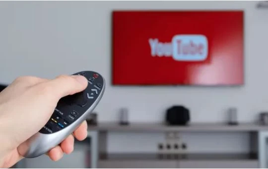 Hướng dẫn cách mở video YouTube trên TV (Ảnh: Techradar)