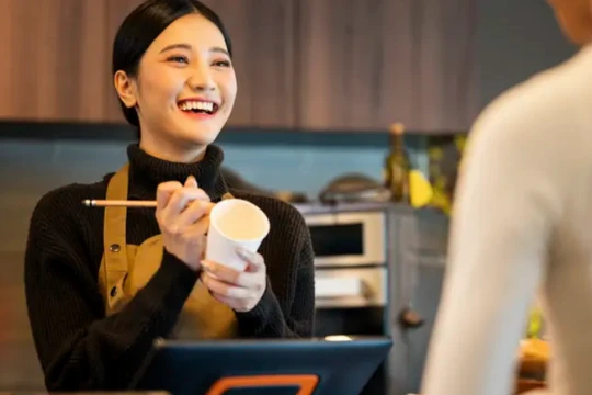 Cô Wang đã từ bỏ công việc văn phòng tại một công ty dược phẩm để trở thành một nhân viên pha chế cà phê (Ảnh: SCMP)