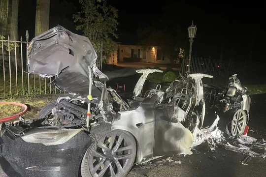Tesla Model S bất ngờ bốc cháy (Ảnh: Washington Post)