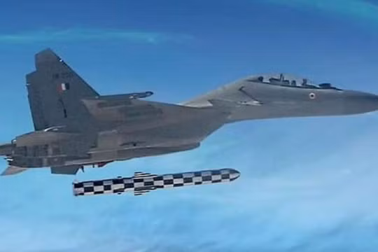 Loại tên lửa mới giúp tiêm kích Su-30MKI đạt phạm vi tấn công lên đến 2000km (Ảnh: Military Watch Magazine)