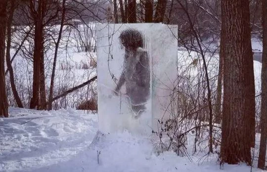 Người thượng cổ bị mắc kẹt trong một tảng băng (Ảnh: Madbible)