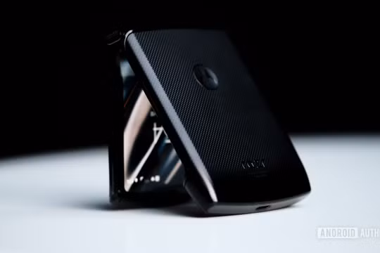 Ảnh: Cuối cùng chiếc điện thoại gập Motorola Razr cũng được ra mắt sau bao ngày chờ đợi (Ảnh: Andorid Authority)