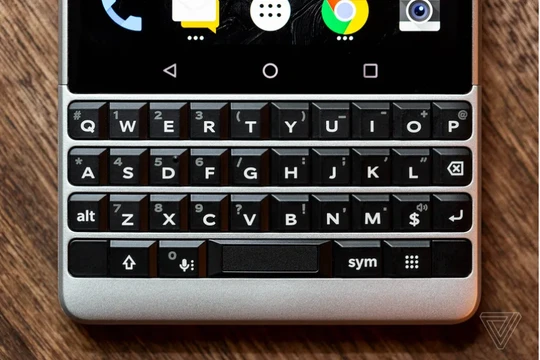 Bàn phím QWERTY là nét đặc trưng không thể lẫn vào đâu được trên những chiếc điện thoại BlackBerry (Ảnh: The Verge)