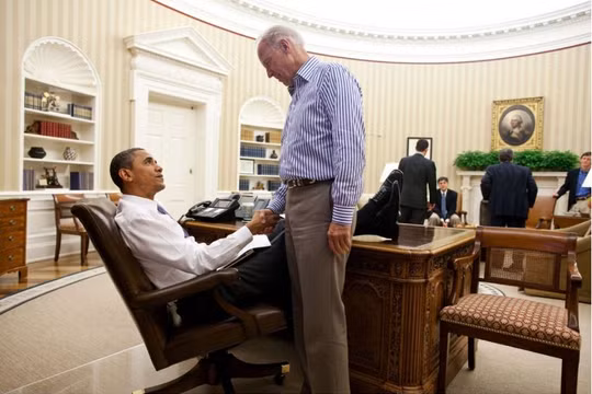 Tổng thống Barack Obama chào đón Phó Tổng thống Joe Biden tại Phòng Bầu dục năm 2011 (Ảnh: Washingtonpost)