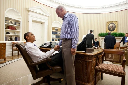 Tổng thống Barack Obama chào đón Phó Tổng thống Joe Biden tại Phòng Bầu dục năm 2011 (Ảnh: Washingtonpost)