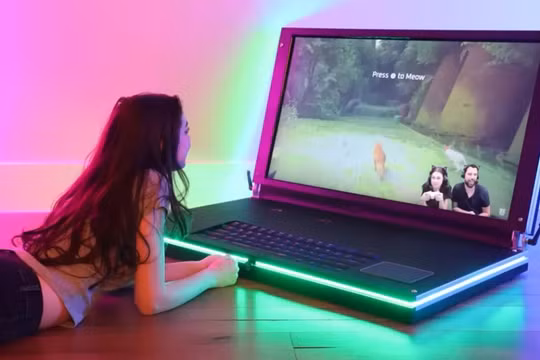 Cặp đôi Youtuber chế tạo thành công mẫu laptop gaming lớn nhất thế giới (Ảnh: Tech Spot)