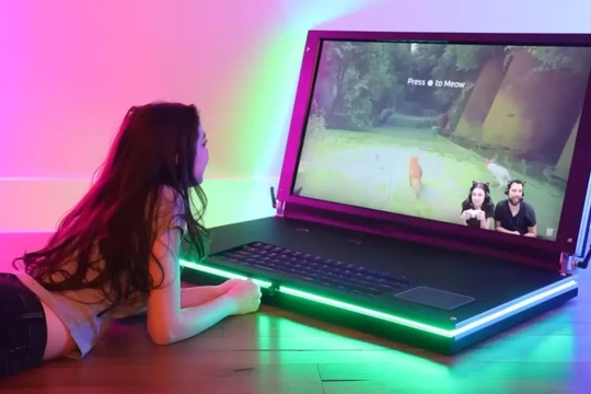 Cặp đôi Youtuber chế tạo thành công mẫu laptop gaming lớn nhất thế giới (Ảnh: Tech Spot)