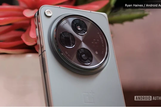 OnePlus Open có thực sự là chiếc điện thoại gập có cụm camera tốt nhất trên thị trường không? (Ảnh: Android Authority)