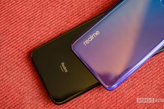 Cuộc chiến không hồi kết của Xiaomi và Realme (Ảnh: Android Authority)