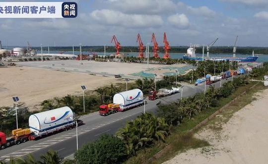 Mô-đun chính của trạm vũ trụ và tên lửa đẩy hạng nặng Long March 5B được giao nhiệm vụ phóng đã được chuyển đến Trung tâm Phóng Vũ trụ Văn Xương ở tỉnh Hải Nam (Ảnh: China Daily)