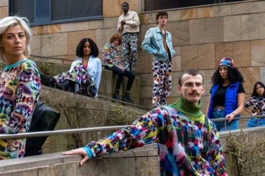 Bộ quần áo có thể giúp người mặc đánh lừa camera AI mà không cần che mặt (Ảnh: Peta Pixel)