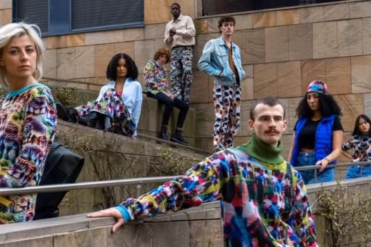 Bộ quần áo có thể giúp người mặc đánh lừa camera AI mà không cần che mặt (Ảnh: Peta Pixel)