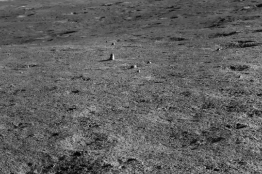 tảng đá kỳ lạ được phát hiện trên Mặt Trăng (Ảnh: Slash Gear)