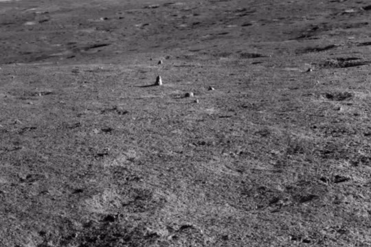 tảng đá kỳ lạ được phát hiện trên Mặt Trăng (Ảnh: Slash Gear)