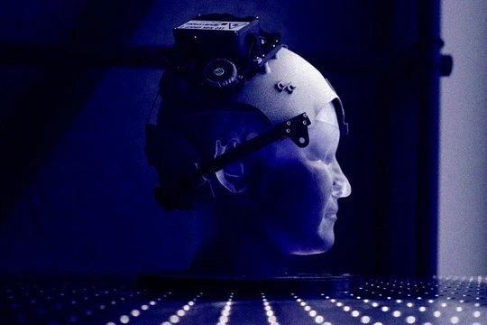 Facebook đã từng rất tâm huyết với thiết bị đọc não bộ (Ảnh: Futurism)