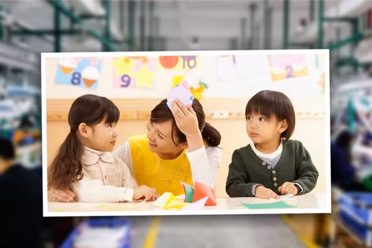 Để giúp nhân viên yên tâm làm việc, ông chủ này đã thuê hẳn cô giáo để trông con giúp họ (Ảnh: SCMP)