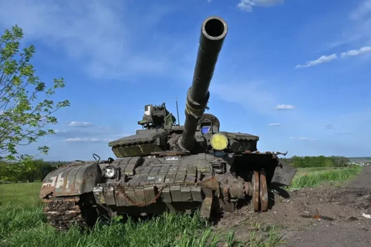 Các chiến binh tình nguyện Ukraine sử dụng xe tăng có biệt danh 'Bunny' để chống lại lực lượng Nga (Ảnh: Business Insider)