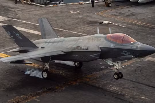 Tiêm kích F-35C của Hải quân Mỹ đứng trước nguy cơ mất đi khả năng tàng hình (Ảnh: Military Watch Magazine)