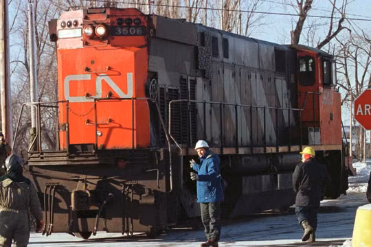 Người dân Canada biến đầu tàu diesel trở thành một chiếc máy phát điện (Ảnh: Gizmodo)