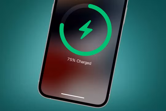 Con chip 'bí ẩn' trên iPhone 15 có thể làm giảm tốc độ sạc đối với các bộ sạc của bên thứ 3 (Ảnh: Tech Radar)