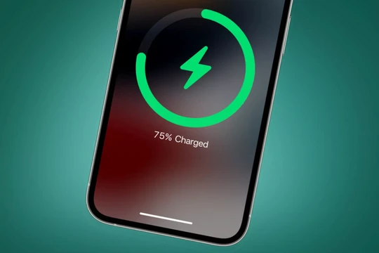 Con chip 'bí ẩn' trên iPhone 15 có thể làm giảm tốc độ sạc đối với các bộ sạc của bên thứ 3 (Ảnh: Tech Radar)