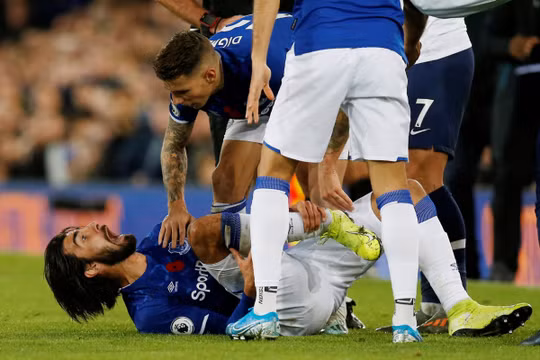 Cầu thủ người Bồ Đào Nha nằm sân trong đau đớn (Ảnh: Dailysunpost)