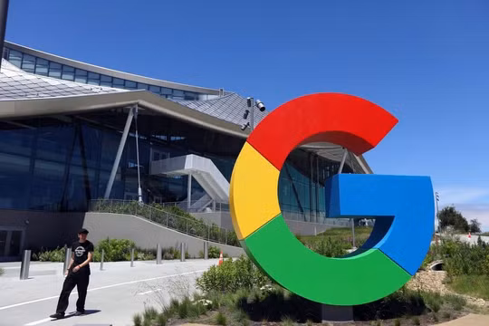 Nhân viên Google biểu tình phản đối việc sa thải, giảm lương (Ảnh: SCMP)