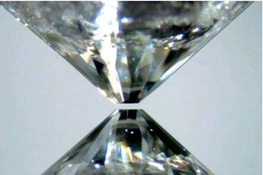 Băng siêu ion có thể có nhiệt độ lên đến hàng nghìn độ C (Ảnh: ITZONE)