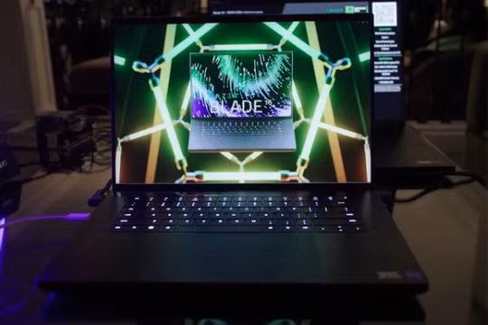 Xu thế màn hình trên các mẫu laptop trong năm 2023 (Ảnh: The Verge)