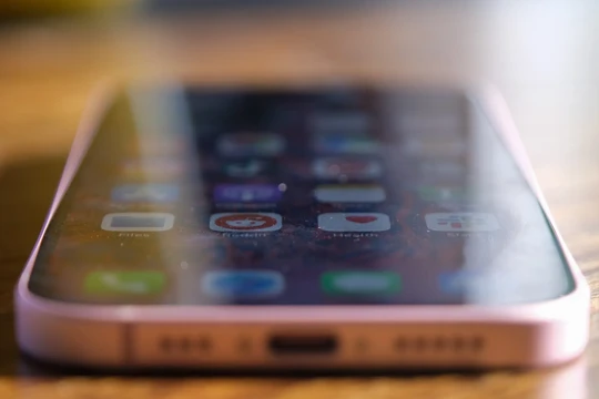 Xuất hiện tình trạng cháy cáp sạc khi đang sạc trên dòng iPhone 15 Pro Max (Ảnh: BGR)