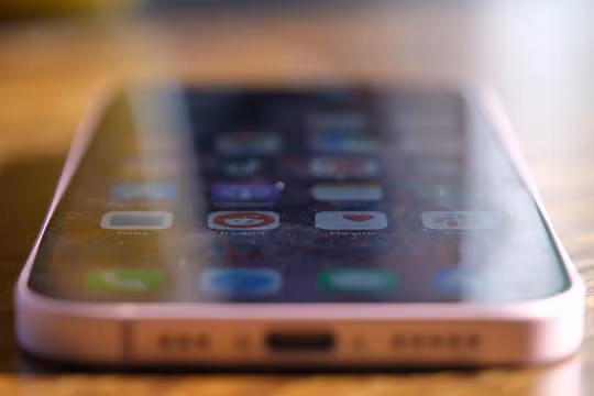 Xuất hiện tình trạng cháy cáp sạc khi đang sạc trên dòng iPhone 15 Pro Max (Ảnh: BGR)