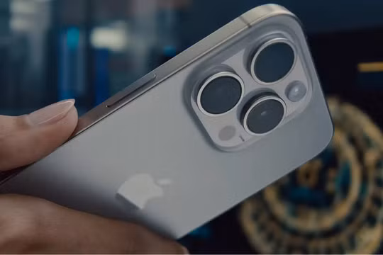 Nên mua iPhone 15 hay đợi Samsung Galaxy S24? (Ảnh: Android Authority)