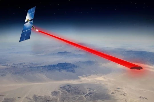 Tấm pin năng lượng mặt trời đặt ngoài không gian (Ảnh: CNN)