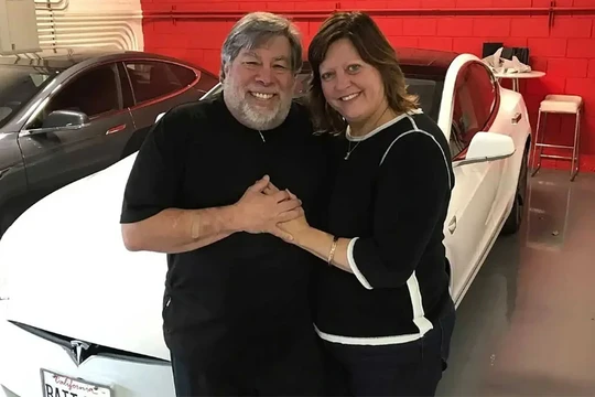 Đồng sáng lập Apple chỉ trích và cho rằng những chiếc xe tự lái của Tesla là không an toàn (Ảnh: Gizmochina)