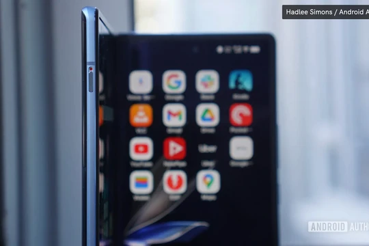 Ứng cử viên mới cho danh hiệu chiếc điện thoại màn hình gập mỏng nhẹ nhất năm 2024 (Ảnh: Android Authority)