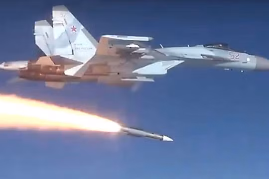 Tiêm kích Su-35S của Nga bắn hạ 3 máy bay chiến đấu của Ukraine tại Donetsk (Ảnh: Military Watch Magazine)