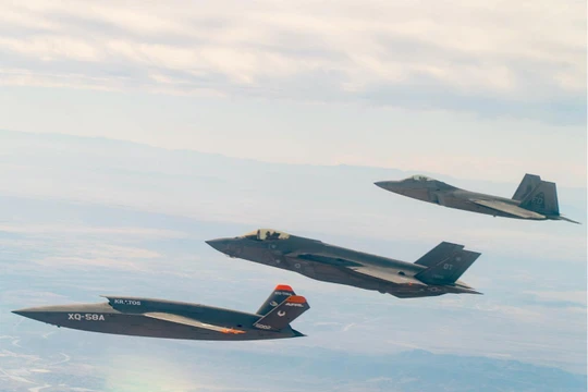 Máy bay chiến đấu không người lái Kratos Defense XQ-58A Valkyrie của Mỹ (trái) bay cạnh máy bay F-35 và F-22 (Ảnh: Asia Times)