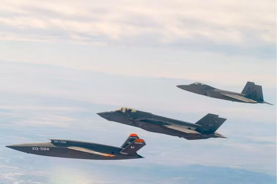 Máy bay chiến đấu không người lái Kratos Defense XQ-58A Valkyrie của Mỹ (trái) bay cạnh máy bay F-35 và F-22 (Ảnh: Asia Times)