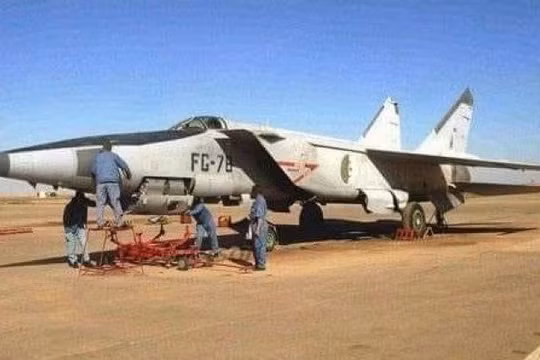 Tiêm kích MiG-25 của Algeria nguy hiểm như thế nào? (Ảnh: Military Watch Magazine)