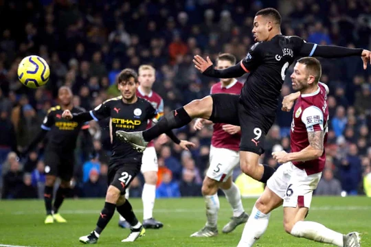 Cú đúp bàn thắng của tiền đạo người Brazil giúp Man City giành chiến thắng dễ dàng (Ảnh: The Guardian)