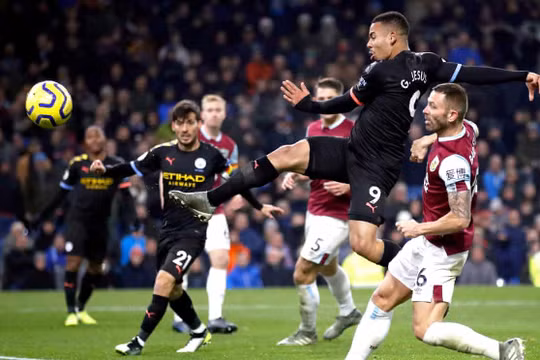 Cú đúp bàn thắng của tiền đạo người Brazil giúp Man City giành chiến thắng dễ dàng (Ảnh: The Guardian)