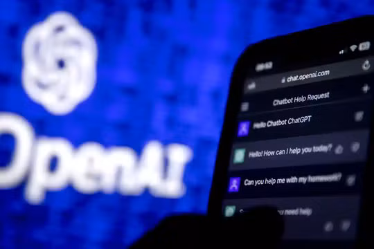 Các tạp chí khoa học cấm liệt kê ChatGPT với tư cách là đồng tác giả trên các bài báo (Ảnh: The Guardian)