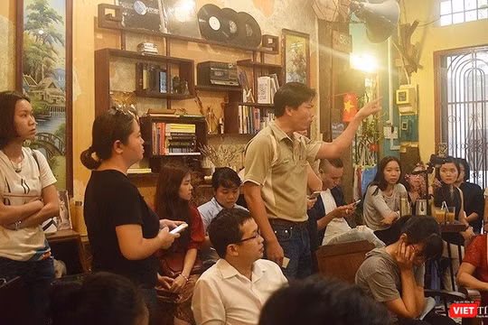 Ông Huỳnh Trọng Quý, giám đốc công ty cổ phần Huỳnh Lâm, một doanh nghiệp kinh doanh phân bón hữu cơ (người đứng nói) trăn trở, bức xúc với thực tế nông nghiệp Việt khó có thể tiến tới mục đích bền vững