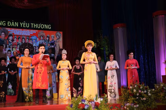 Bộ sưu tập "Đại sứ áo dài" của NTK Việt Hùng được các hoa hậu, á hậu, người mẫu trình diễn trong đêm "Cung đàn yêu thương"