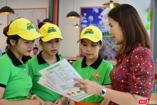 Bà Phạm Thị Thanh Phượng - CEO Aloha trao đổi với đội ngũ nhân sự 