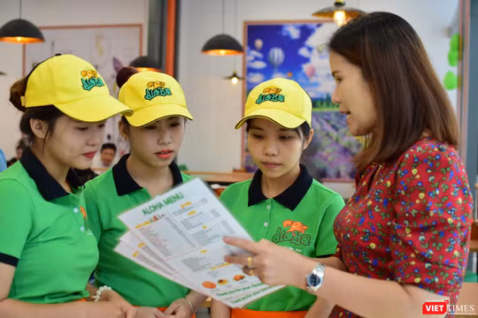 Bà Phạm Thị Thanh Phượng - CEO Aloha trao đổi với đội ngũ nhân sự 