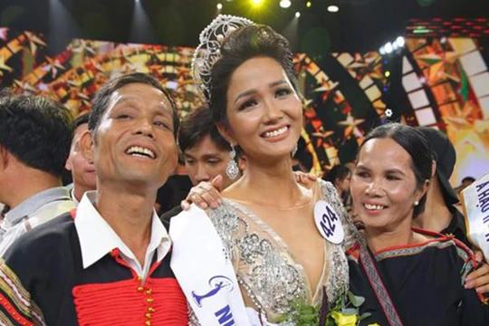 Hoa hậu H'hen Niê và cha mẹ trong niềm vui đăng quang hồi 2017. (Nguồn: FBNV)